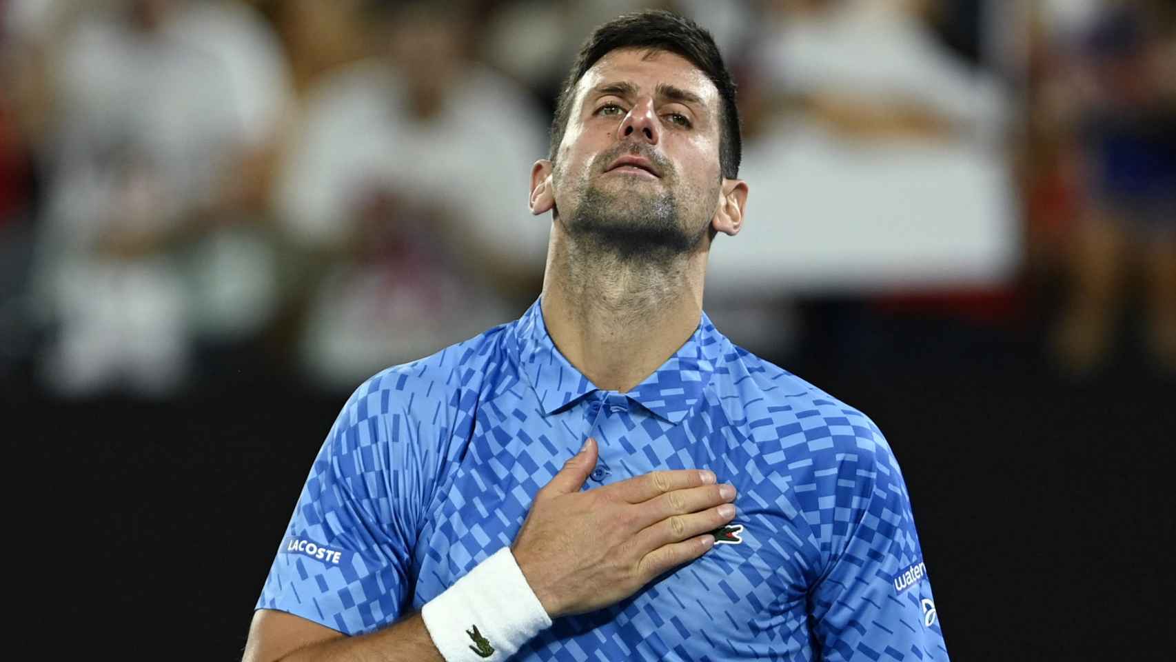 Djokovic se golpea el pecho.