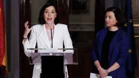 La secretaria de Igualdad del PSOE, Andrea Fernández, y la portavoz del PSOE en el Senado, Eva Granados, este lunes.