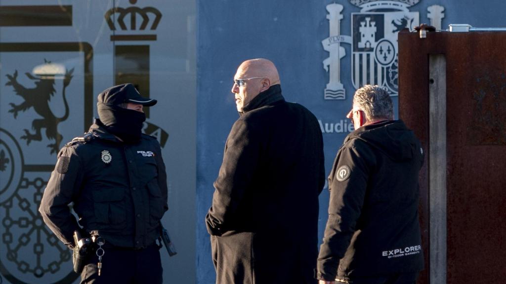 Frank Hannebuth (c), líder del grupo en Hannover y considerado como uno de los principales dirigentes de los 'Hells Angels' en Europa, a su llegada al juicio en la Audiencia Nacional de San Fernando de Henares.