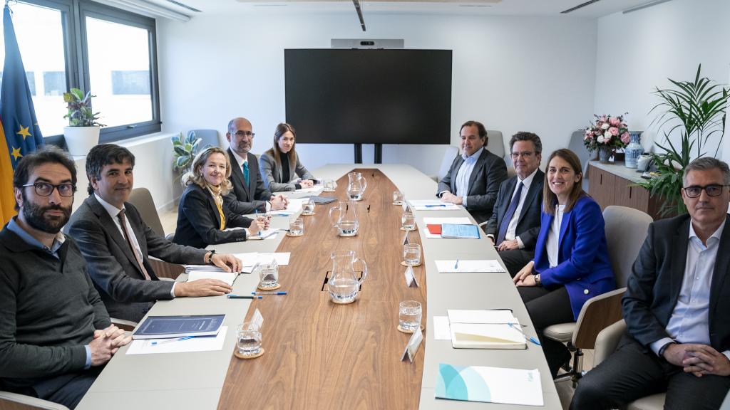 Nadia Calviño, vicepresidenta primera y ministra de Asuntos Económicos y Transformación Digital, se reúne con la presidenta de la Autoridad de Resolución Ejecutiva (FROB), Paula Conthe Calvo, y el presidente de la Sareb, Javier Torres, en la sede del Ministerio.