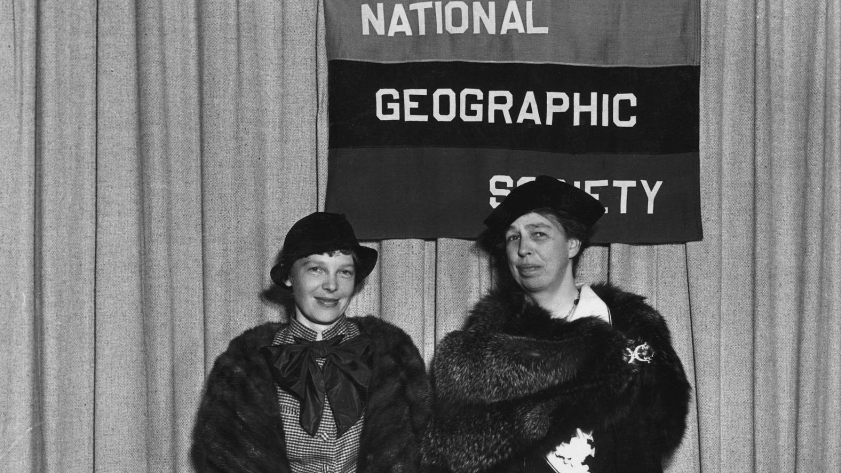 Amelia Earhart y la Primera Dama Eleanor Roosevelt, evento de la Sociedad Geográfica Nacional, 1935