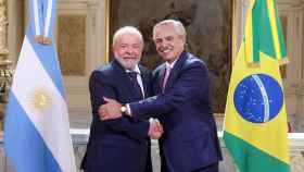 El presidente de Brasil, Luiz Inácio Lula da Silva, junto al presidente de Argentina, Alberto Fernández, este lunes en Buenos Aires.