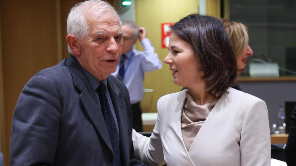 El jefe de la diplomacia de la UE, Josep Borrell, y la ministra de Exteriores de Alemania, Annalena Baerbock, durante la reunión de este lunes en Bruselas