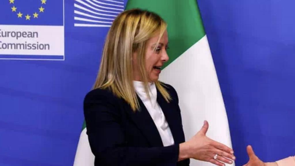 Meloni y Ursula von der Leyen se saludan en la sede de la Comisión Europea.