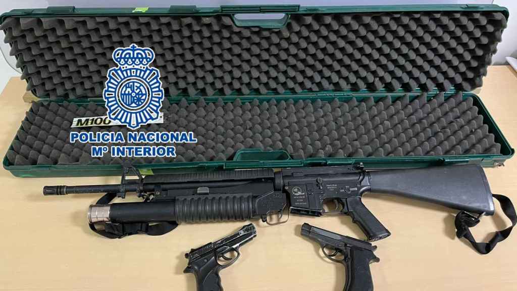 Armas incautadas al autor de un robo con violencia en una gasolinera de Vilagarcía (Pontevedra).