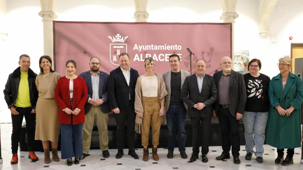 Foto de familia en el acto de presentación