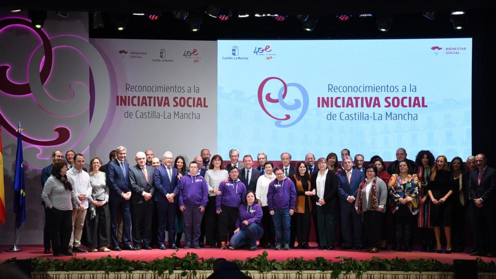 Foto de familia con todos los premiados.