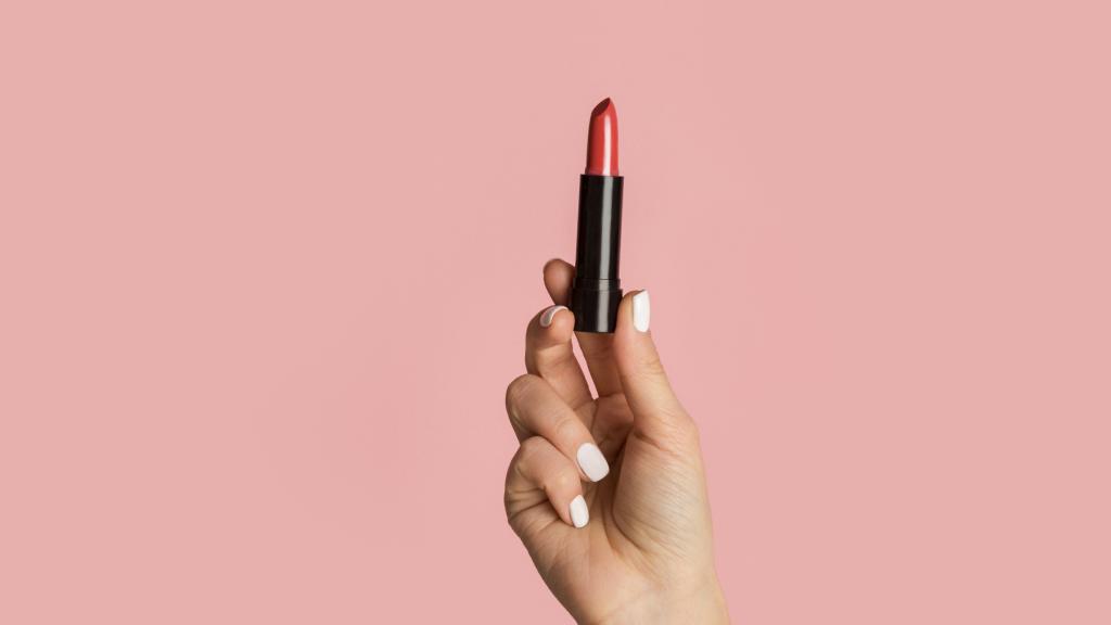 La sostenibilidad llega al maquillaje: los labiales con recambio son tendencia