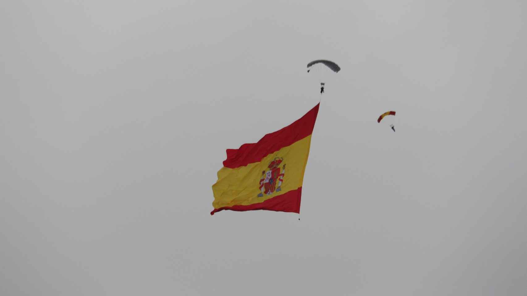 El subteniente Vidal, este martes, saltando con la bandera de España más grande desplegada en vuelo en toda la historia y la tercera más grande del mundo.