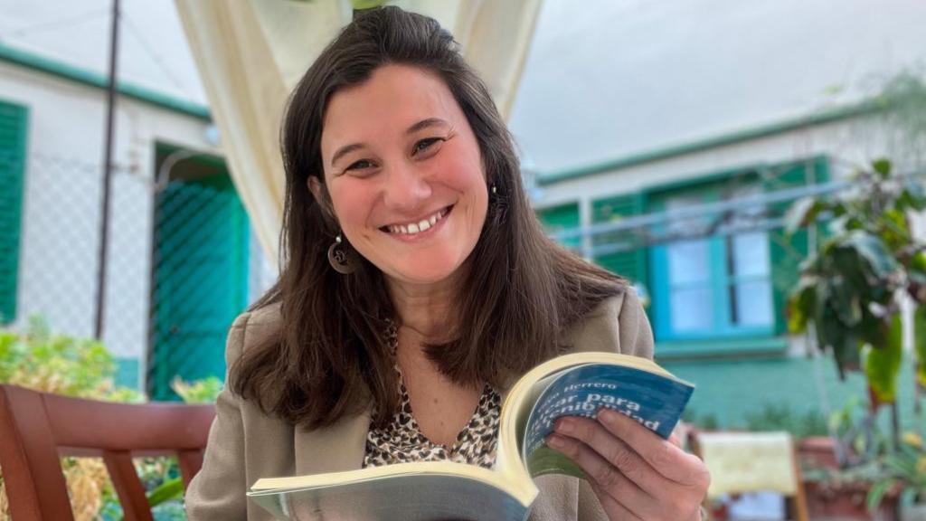 Flor de Paz Alcántara con un libro.