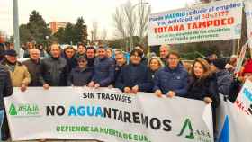 La asociación Asaja Alicante en la protesta de este martes en Madrid por el recorte del trasvase.