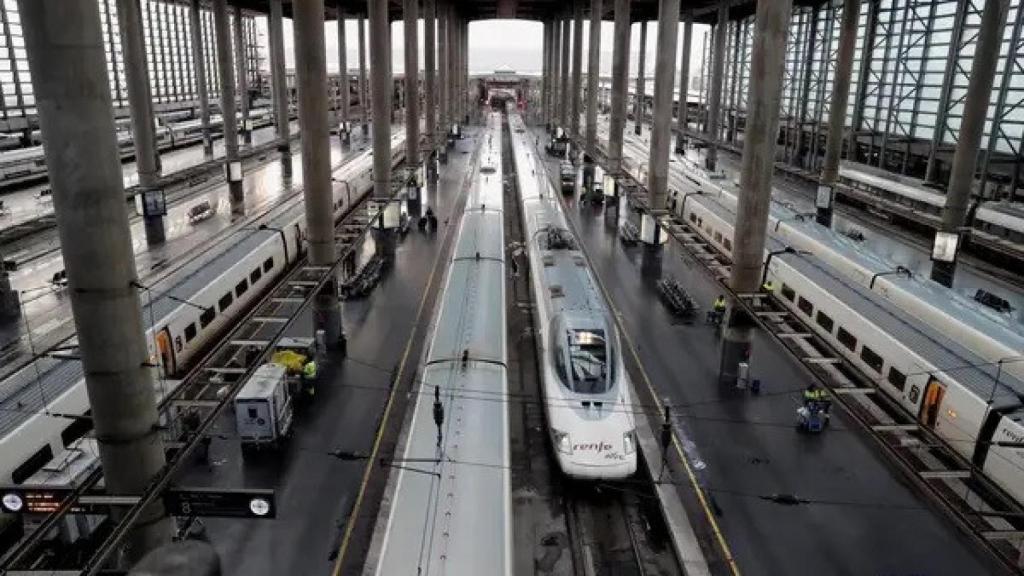 Un tren AVE en la estación de Atocha, en imagen de archivo.