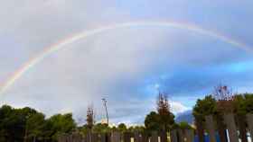 Las lluvias a primera hora del martes han dejado ver arcoíris, como este en Benidorm.