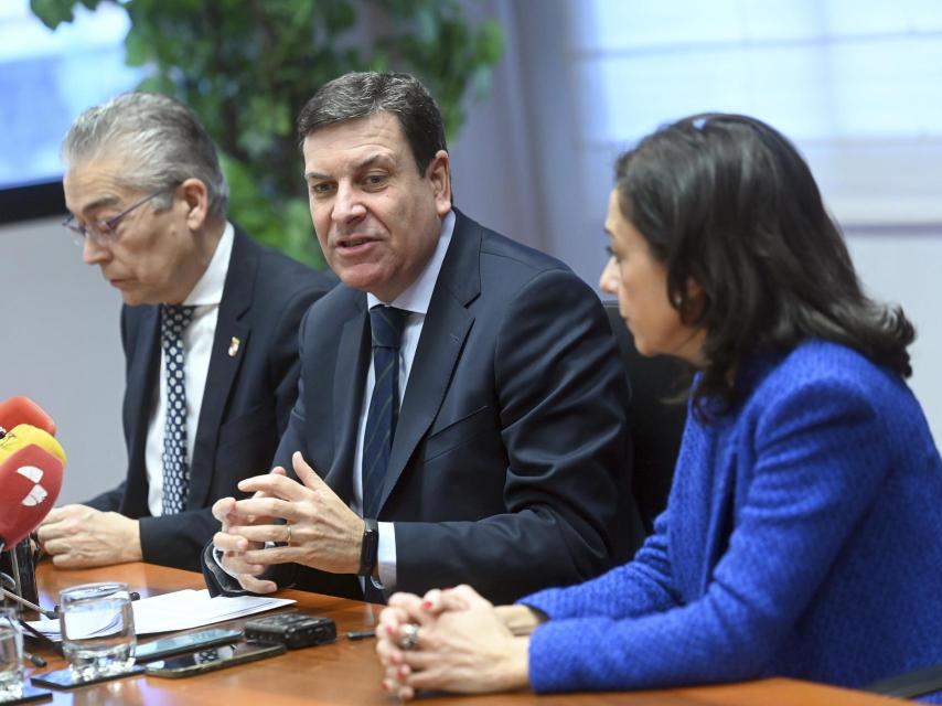 El consejero de Economía y Hacienda, Carlos Fernández Carriedo, durante su rueda de prensa de este martes.