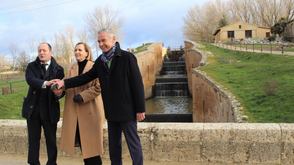 La presidenta de la CHD, el alcalde de Frómista y el presidente de la Fundación Iberdrola España en el acto.