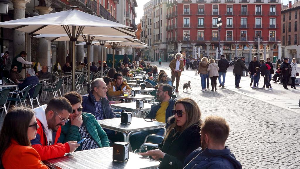 Personas en las terrazas de la Plaza Mayor de Valladolid