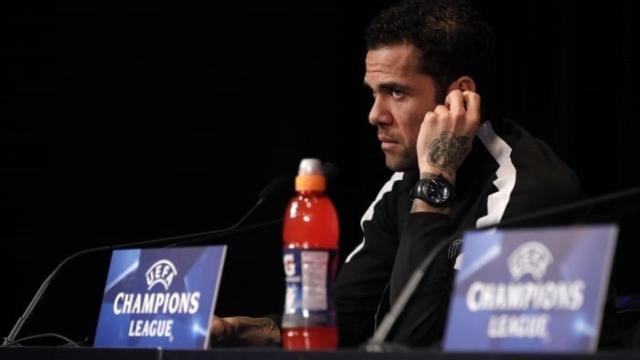 Dani Alves durante una rueda de prensa