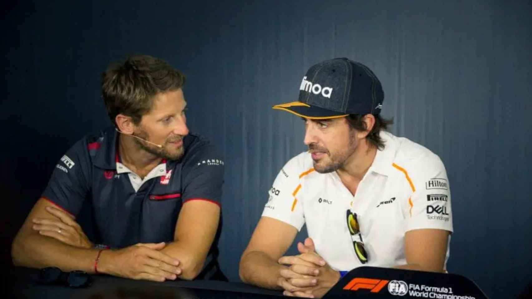 Romain Grosjean y Fernando Alonso antes de una rueda de prensa