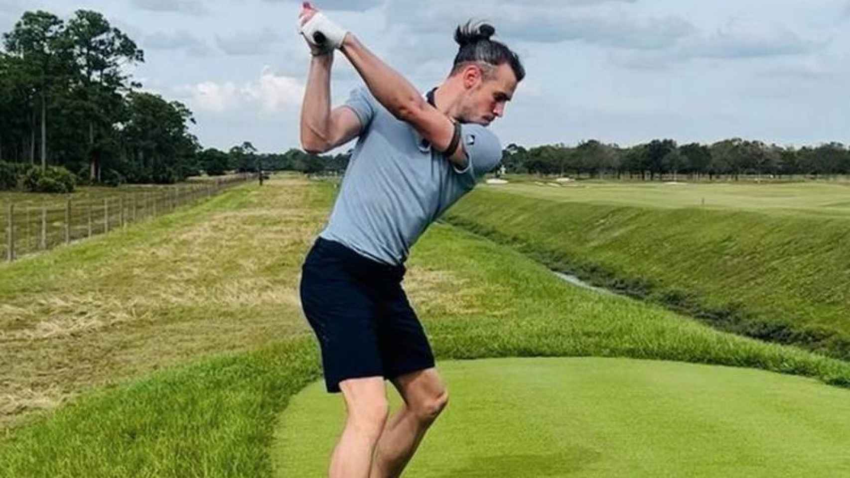 Gareth Bale jugando al golf
