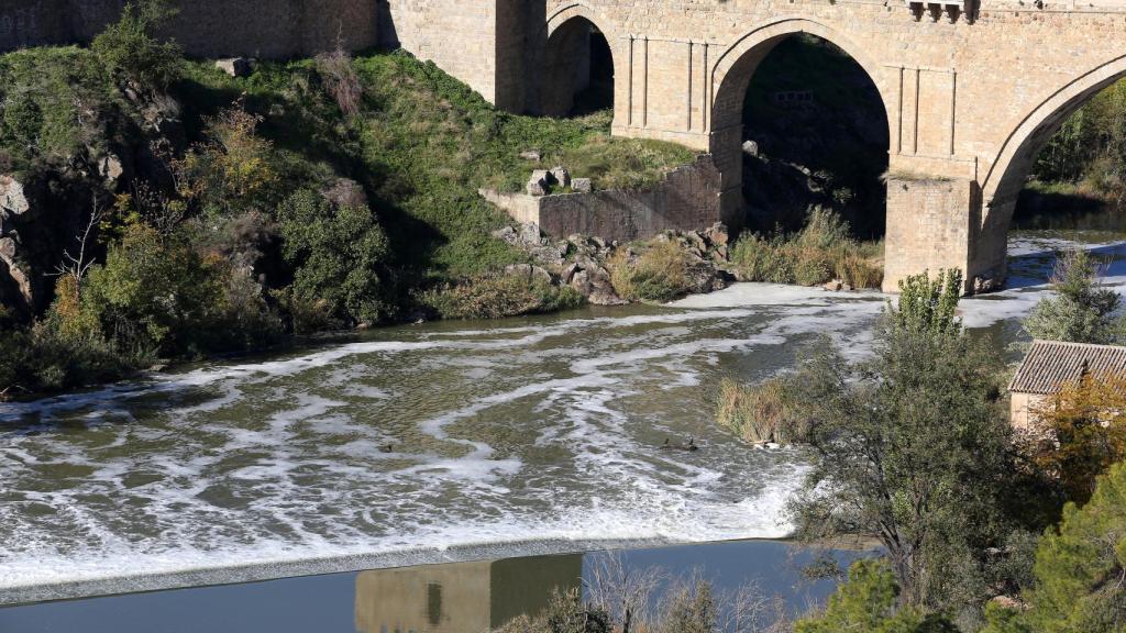 El río Tajo a su paso por Toledo dejando ver las espumas típicas de la contaminación del agua