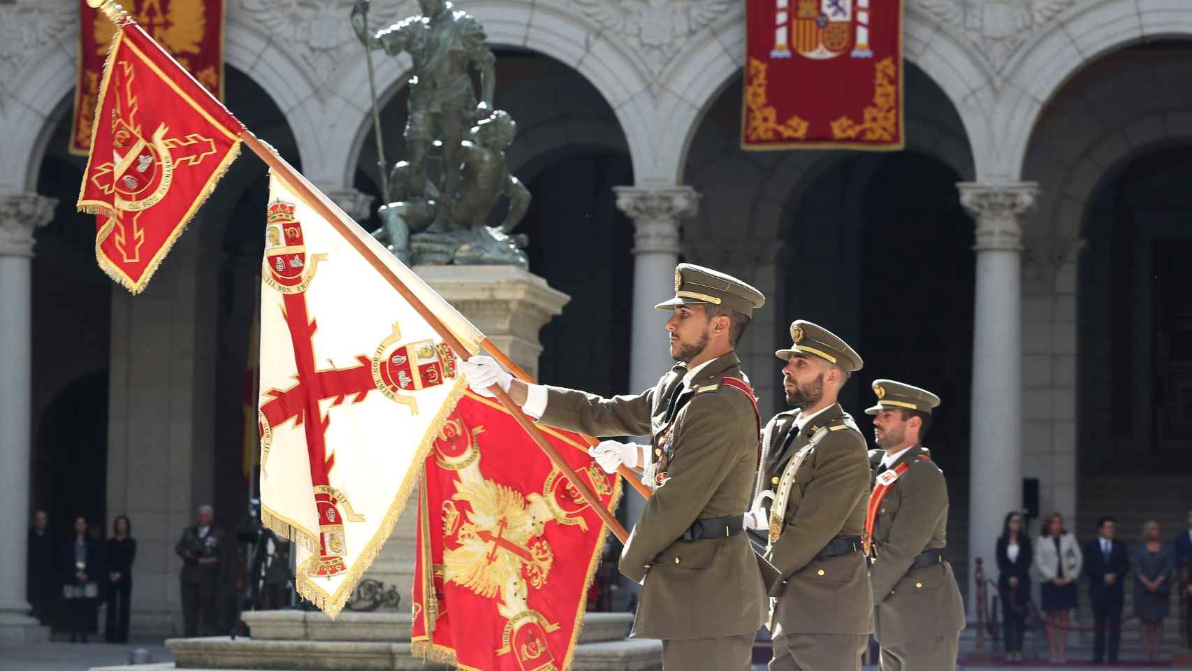 Varios militares durante una jura de bandera celebrada en el Alcázar de Toledo.