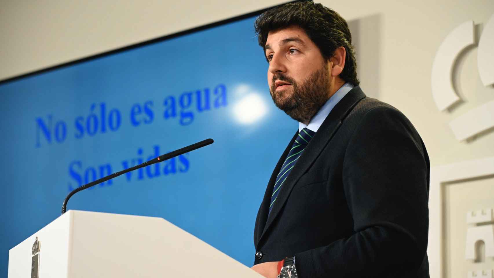 El presidente de la Región de Murcia, Fernando López Miras, durante la rueda de prensa de urgencia que convocó para valorar el recorte al Trasvase Tajo-Segura.