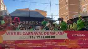 La charanga de 'Los Mihitas' anuncia el Carnaval de Málaga por los barrios de la ciudad.