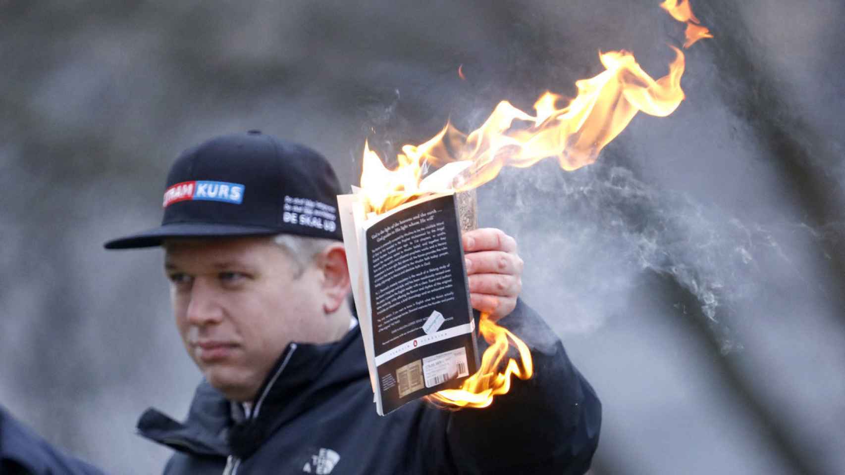 El sueco Rasmus Paludan quemó un ejemplar del Corán este fin de semana.