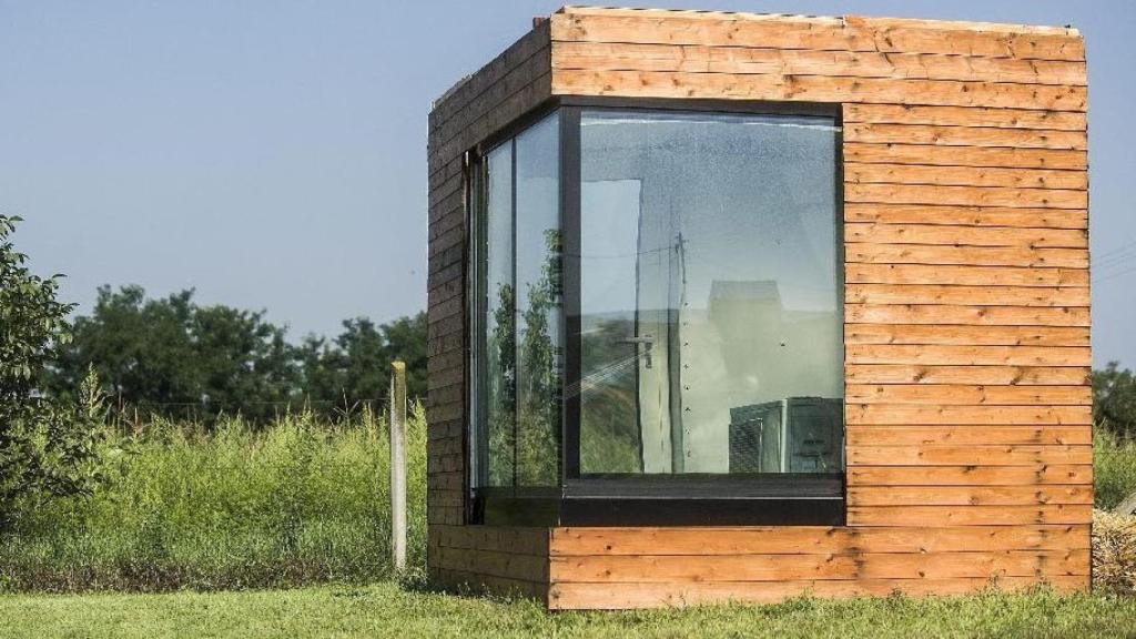 Edificio con ventanas rellenas de agua