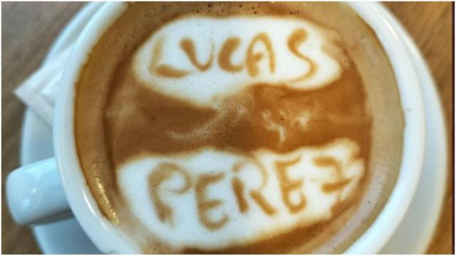 La fiebre cafetera por el deportivista Lucas Pérez de una peña blanquiazul de Donostia