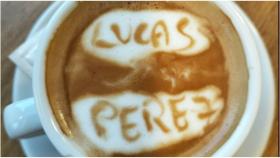 La fiebre cafetera por el deportivista Lucas Pérez de una peña blanquiazul de Donostia