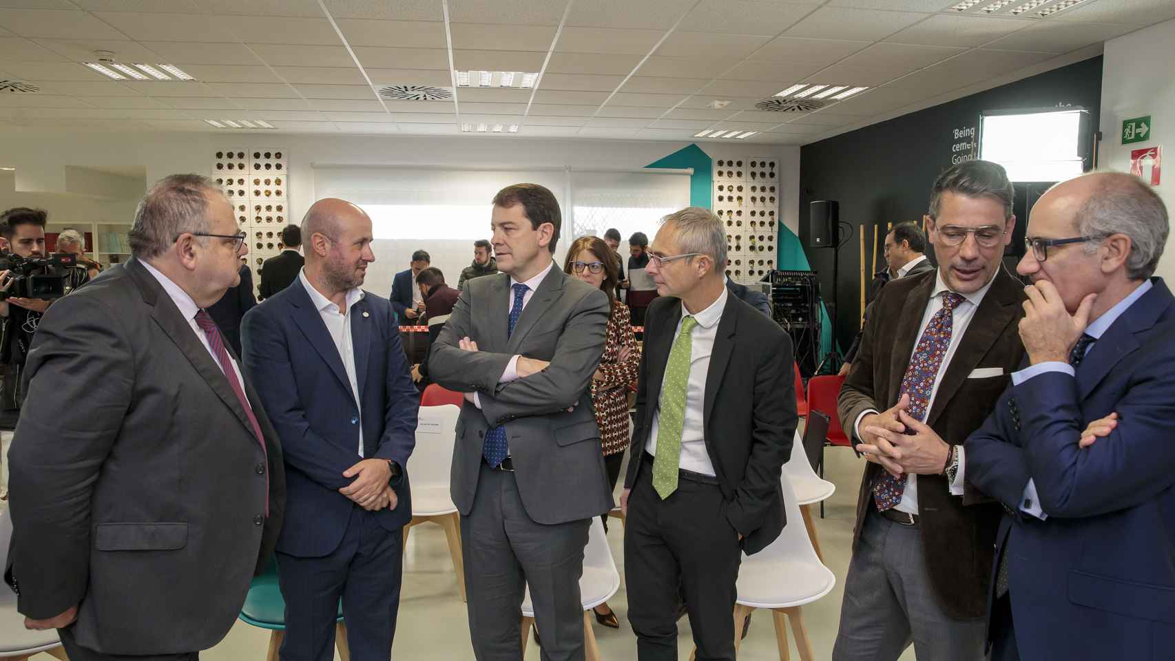 Miguel Ángel Ávil, CEO de Neurofix, junto al presidente de la Junta y otras autoridades en Salamanca