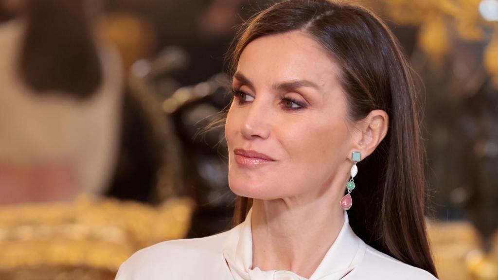 Primer plano de la reina Letizia en el momento en que accede al salón real el embajador iraní.