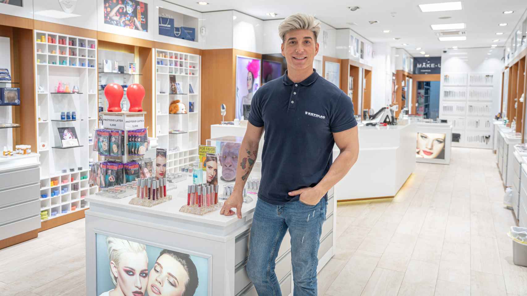 Javier Díez, maquillador y formador de Kryolan en la tienda de Madrid.