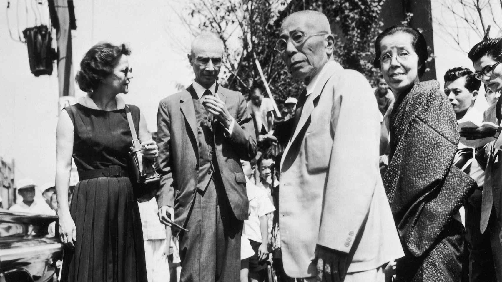 Oppenheimer y su mujer, Kitty, visitando Tokio en 1960.