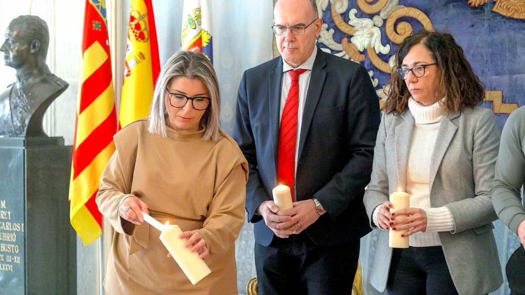 Mari Carmen Sánchez, Manuel Villar y Trini Amorós, en un momento del acto en el Ayuntamiento.