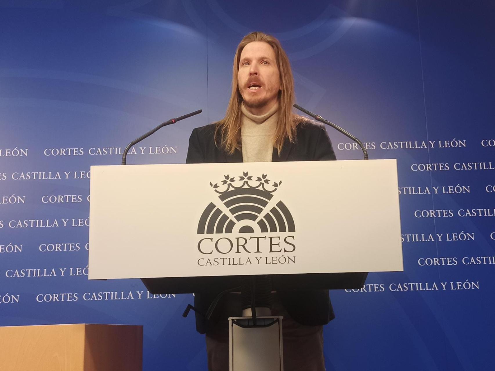 El procurador de Unidas Podemos, Pablo Fernández, durante su rueda de prensa de este miércoles en las Cortes.