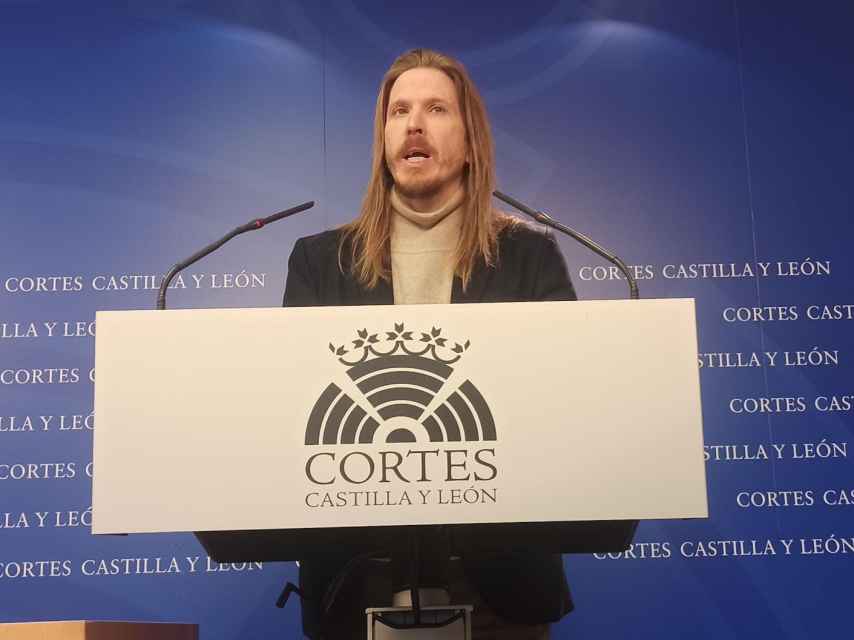El procurador de Unidas Podemos, Pablo Fernández, durante su rueda de prensa de este miércoles en las Cortes.