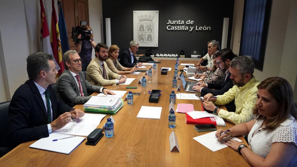 El vicepresidente de la Junta y el consejero de Industria se reúne con representantes de los agentes sociales en el marco del Diálogo Social el pasado mes de julio