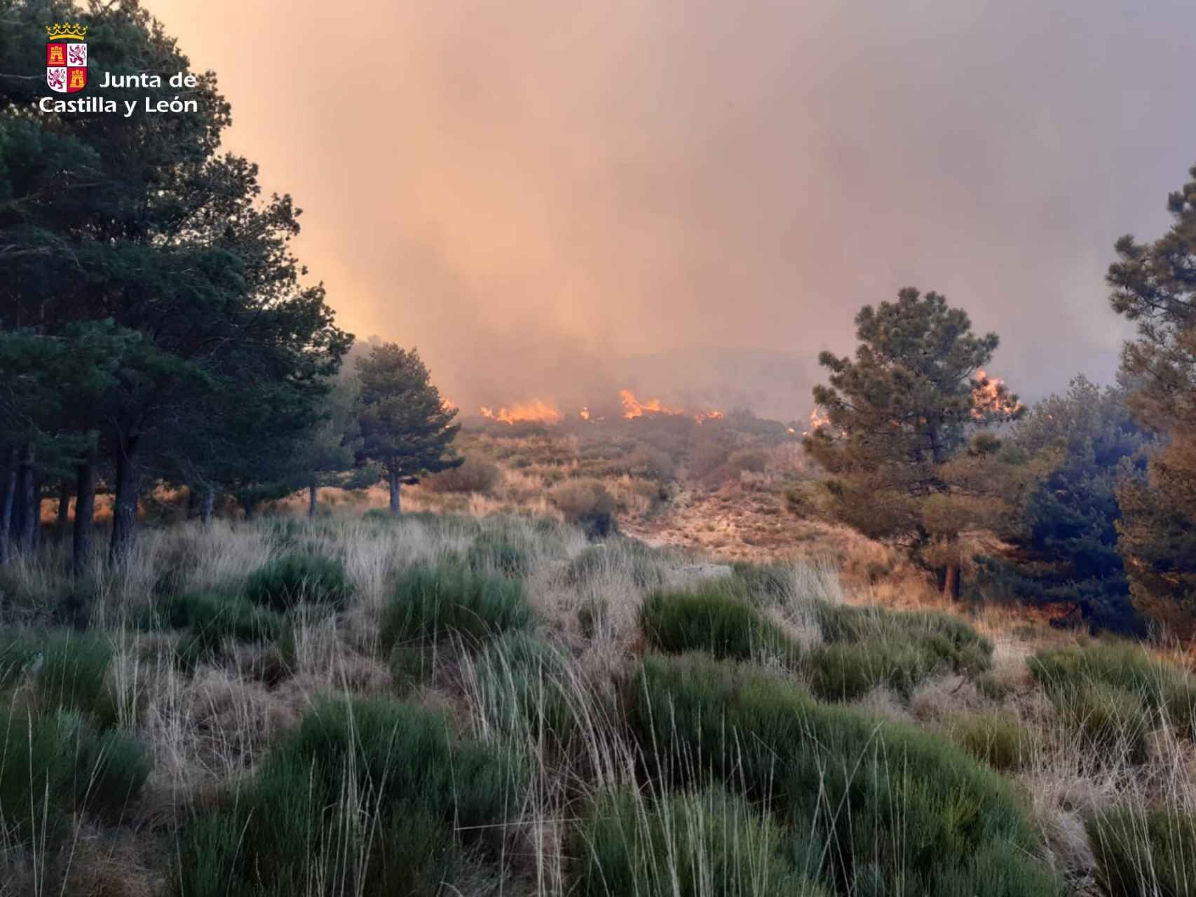 Imagen del incendio de Guisando que afectaba al sur de la Sierra de Gredos.