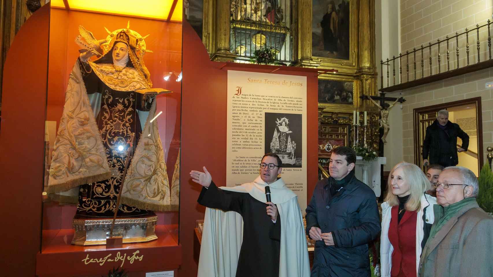 El prior de los carmelitas, Miguel Ángel González, explica los pormenores de la exposición