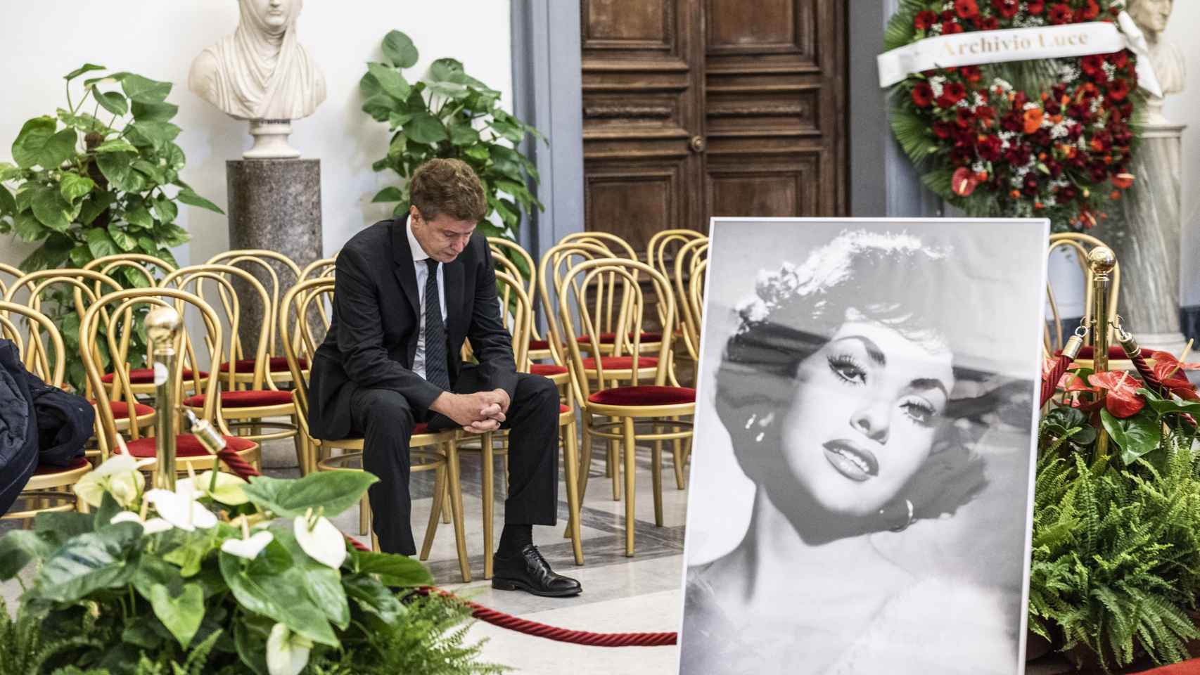 Javier Rigau, desolado, en el funeral de Gina Lollobrigida.