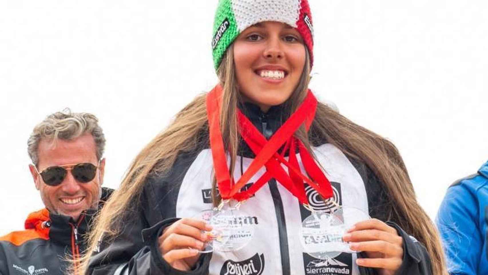María Martín-Granizo junto luce sus medallas ganadas en la Copa de España de Sierra Nevada