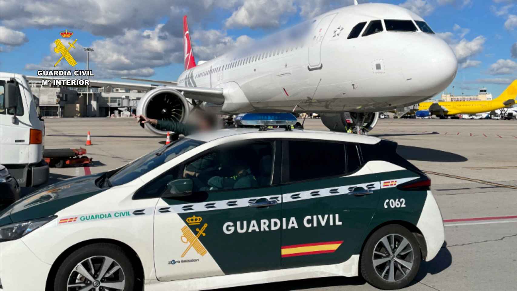 Un vehículo de la Guardia Civil española es visto durante la detención del ciudadano británico Richard Masters.