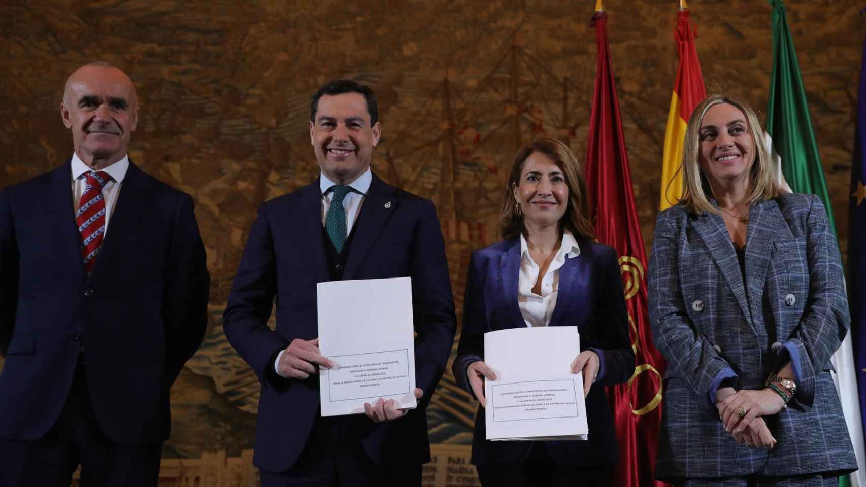 El alcalde de Sevilla, Antonio Muñoz, junto al presidente de la Junta, Juanma Moreno, y la ministra de Transporte, Raquel Sánchez.