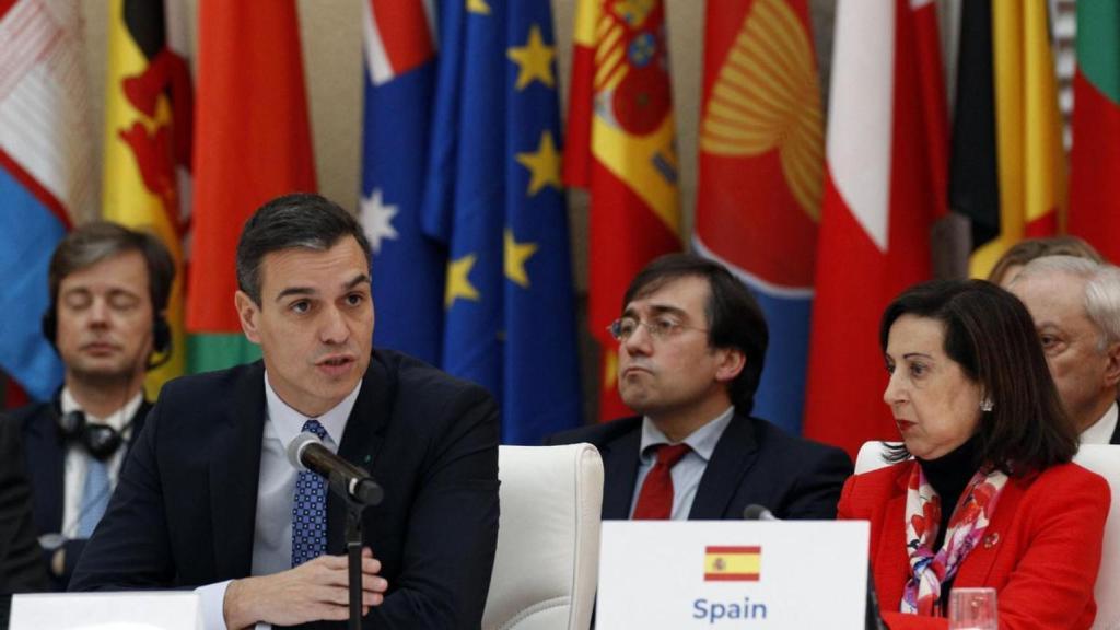 Pedro Sánchez, José Manuel Albares y Margarita Robles, encabezando la delegación española.