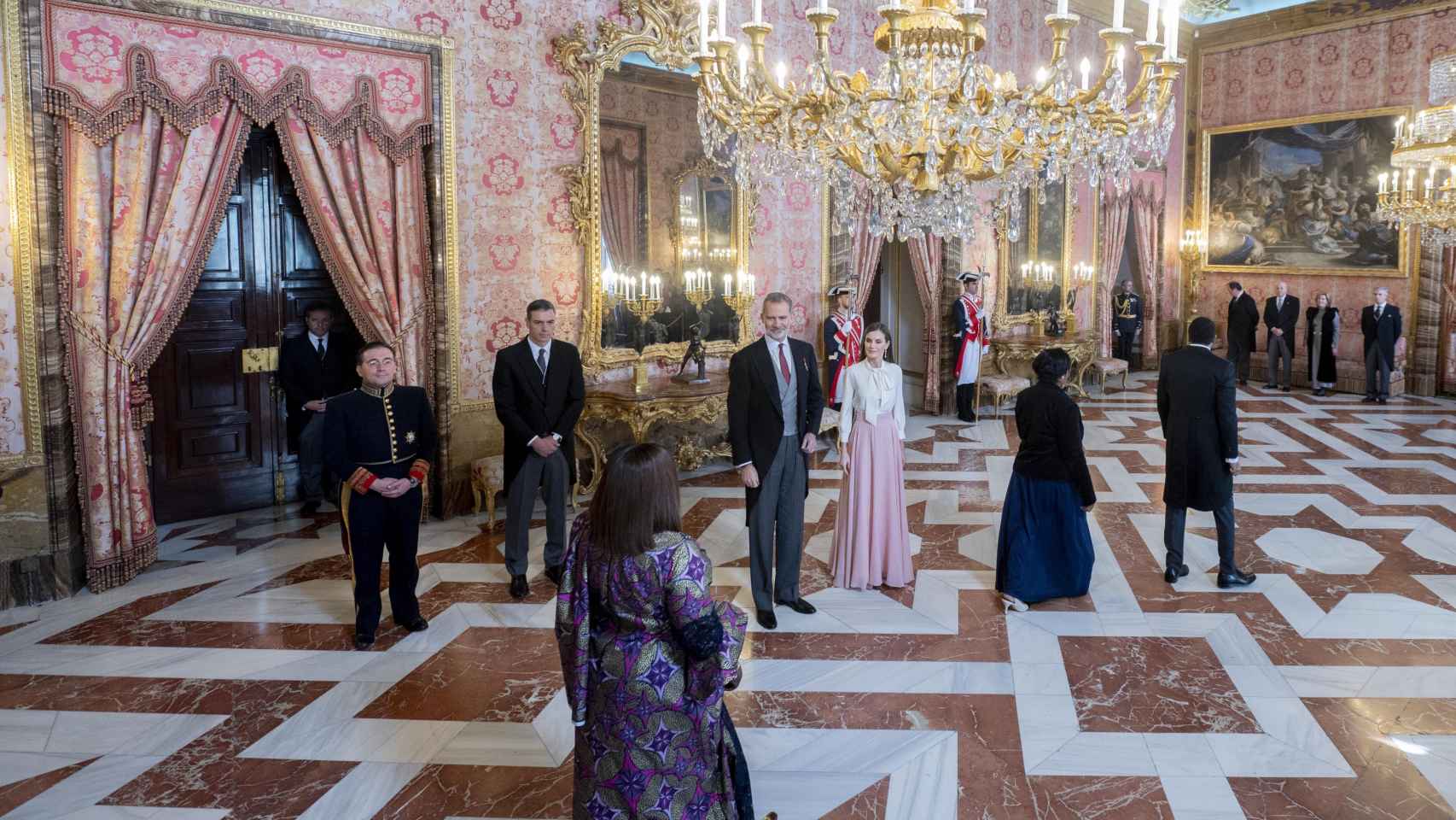 Los Reyes presiden la recepción a los embajadores en el Palacio Real.