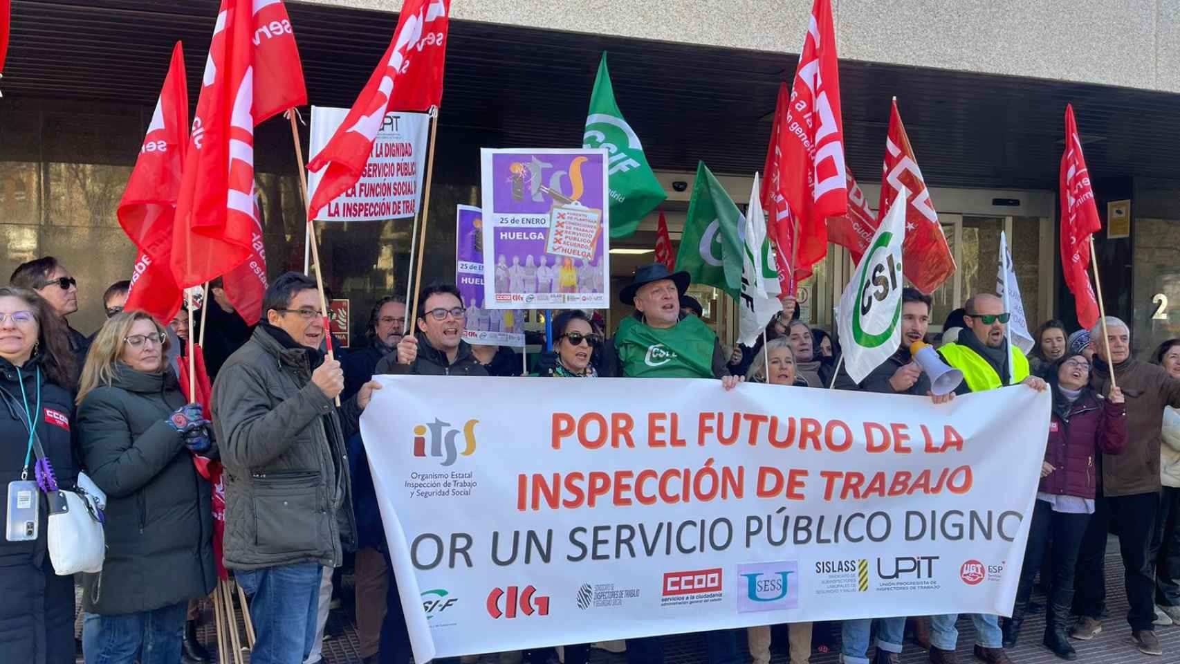 Los trabajadores de la Inspección de Trabajo en Málaga durante la última jornada de huelga