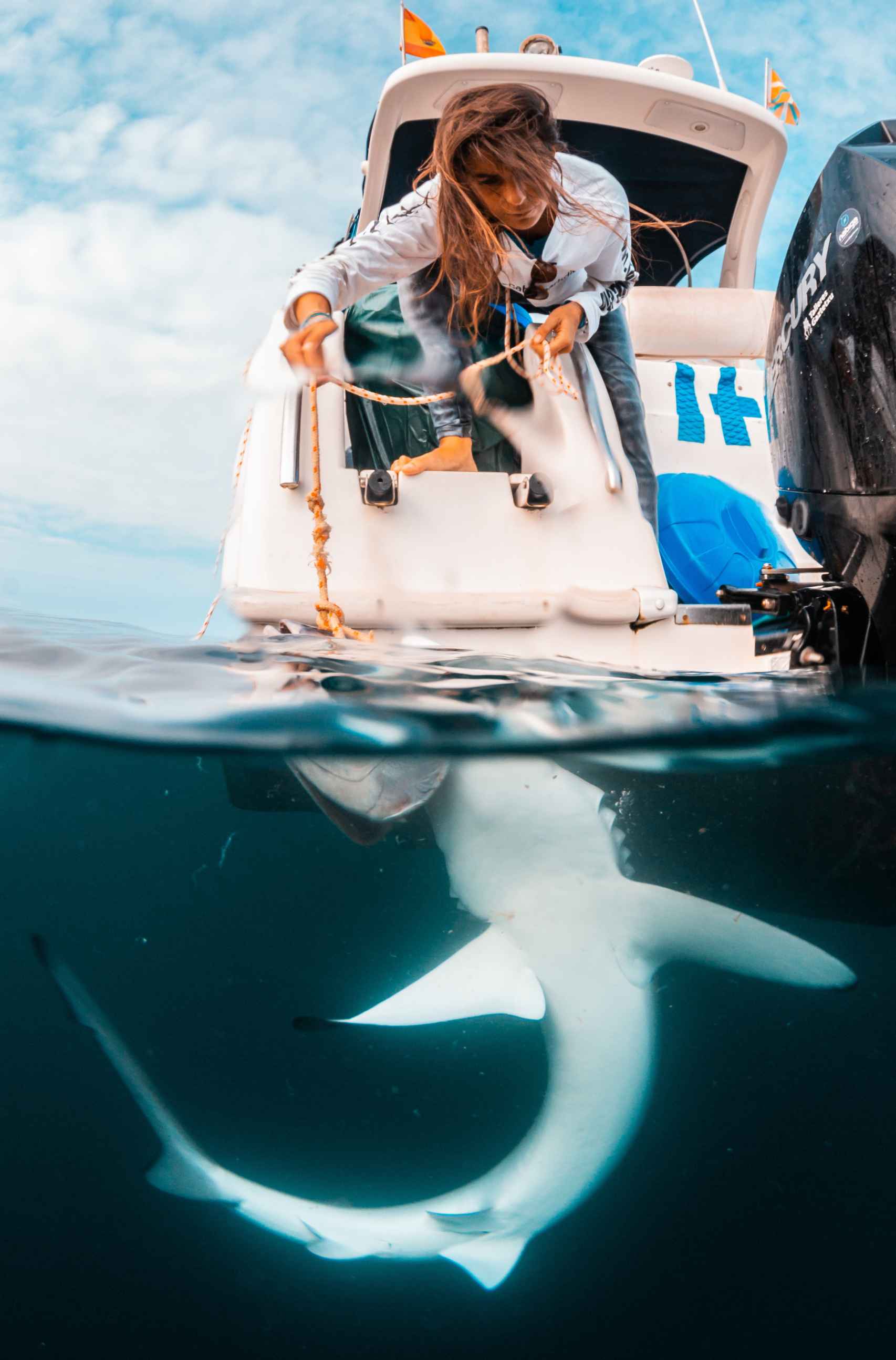 Clara Calatayud muestra un cebo a un tiburón azul