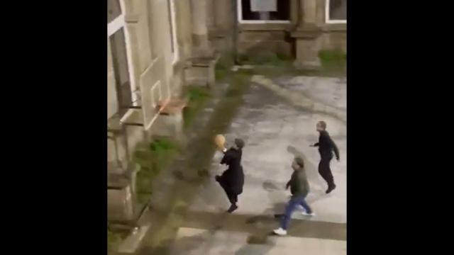 Un cura jugando al baloncesto en el claustro del Colegio Mayor de San Agustín en Santiago